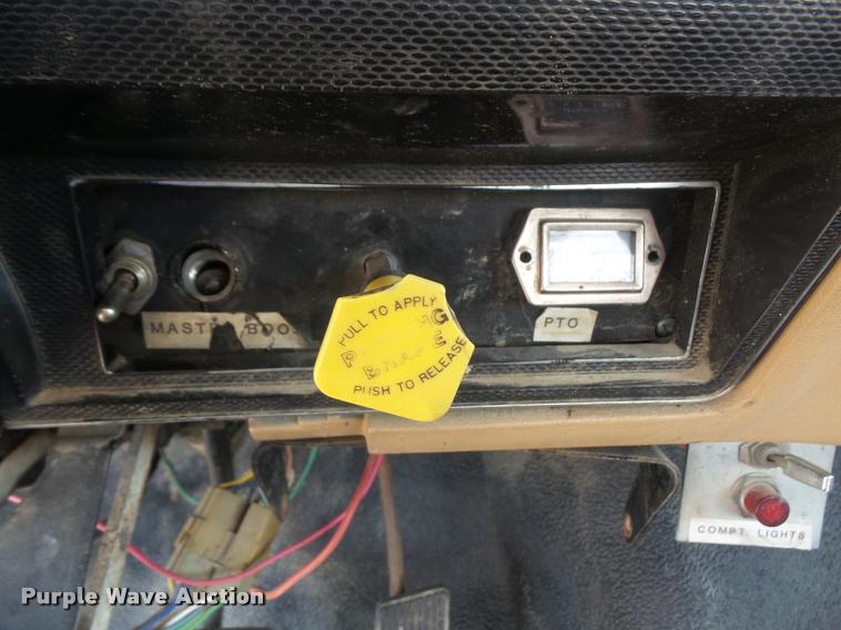 image for item DC5356 1985 Ford F800 bucket truck