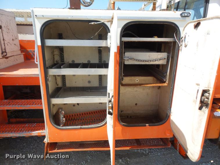 image for item DC5356 1985 Ford F800 bucket truck