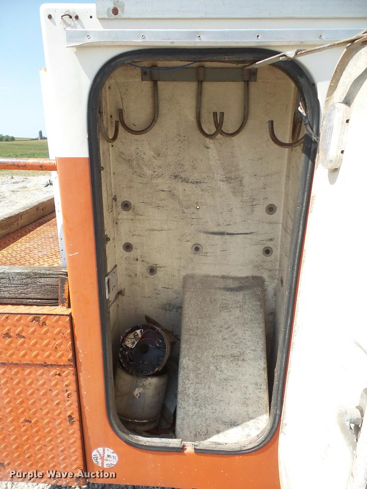 image for item DC5356 1985 Ford F800 bucket truck