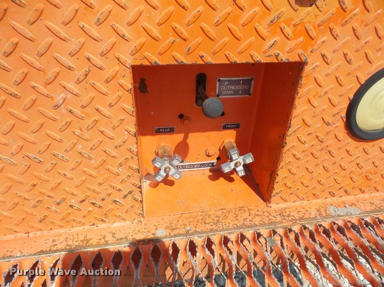 image for item DC5356 1985 Ford F800 bucket truck