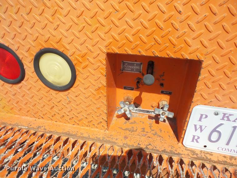 image for item DC5356 1985 Ford F800 bucket truck