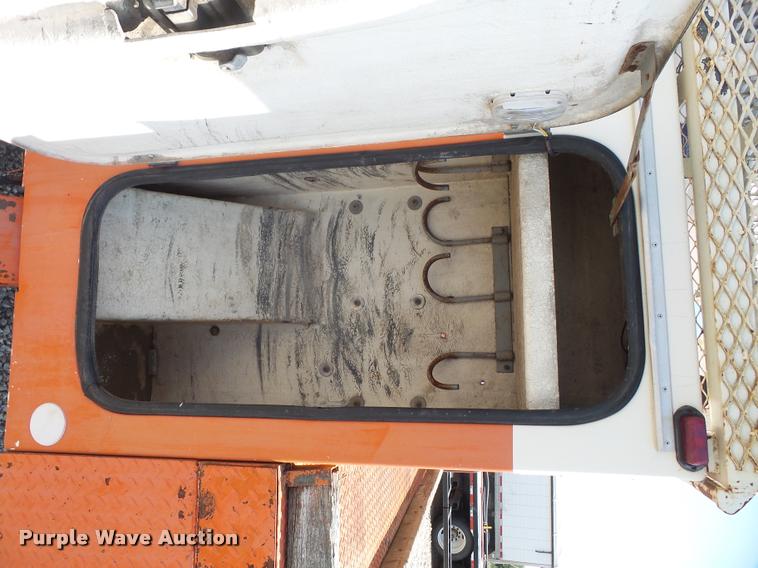 image for item DC5356 1985 Ford F800 bucket truck