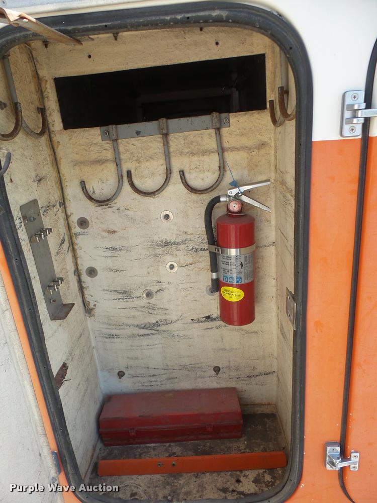 image for item DC5356 1985 Ford F800 bucket truck