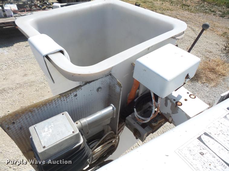 image for item DC5356 1985 Ford F800 bucket truck