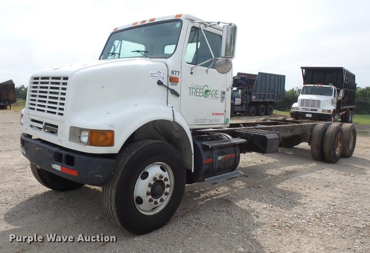image for item DC5411 1999 International 8100 cab and chassis