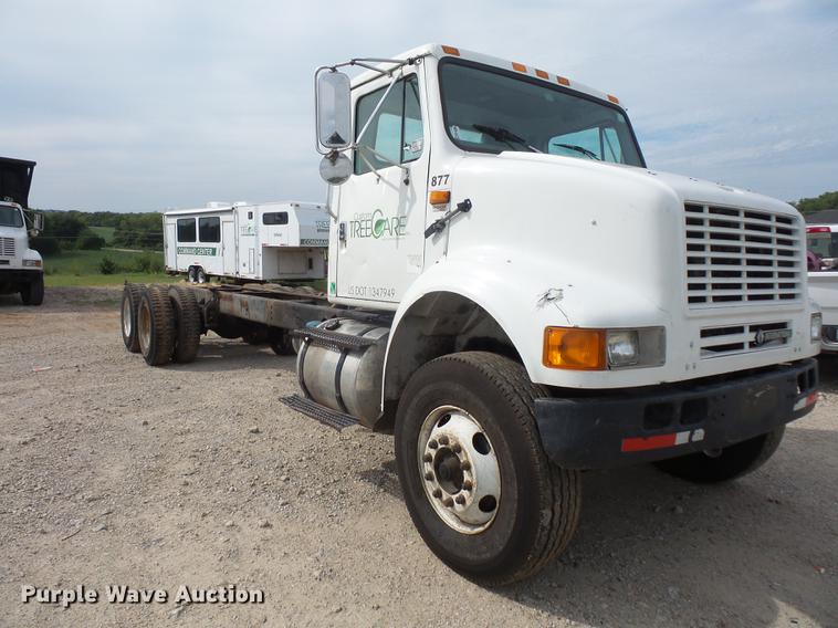 image for item DC5411 1999 International 8100 cab and chassis