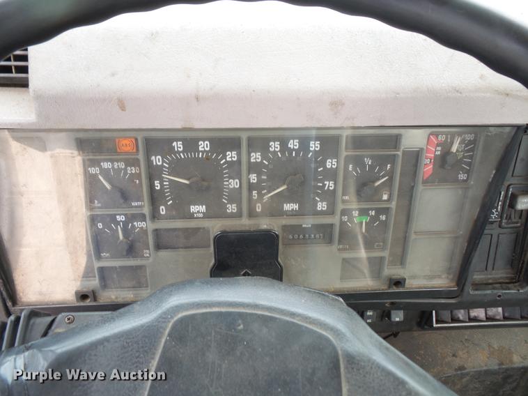 image for item DC5411 1999 International 8100 cab and chassis