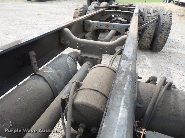 image for item DC5411 1999 International 8100 cab and chassis