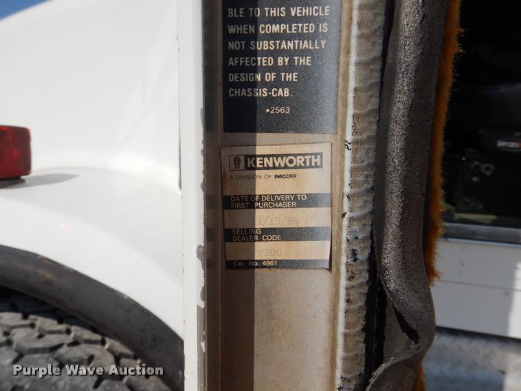 image for item DC5991 1990 Kenworth T450 winch truck