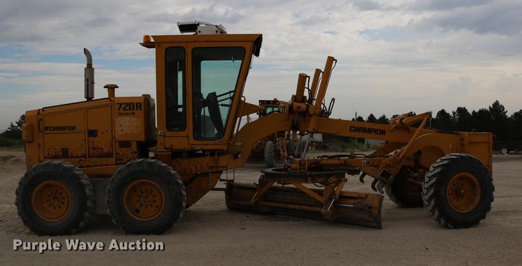 image for item DD0123 1992 Champion 720A motor grader