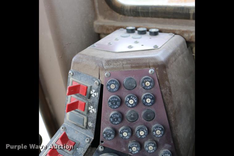 image for item DD0123 1992 Champion 720A motor grader