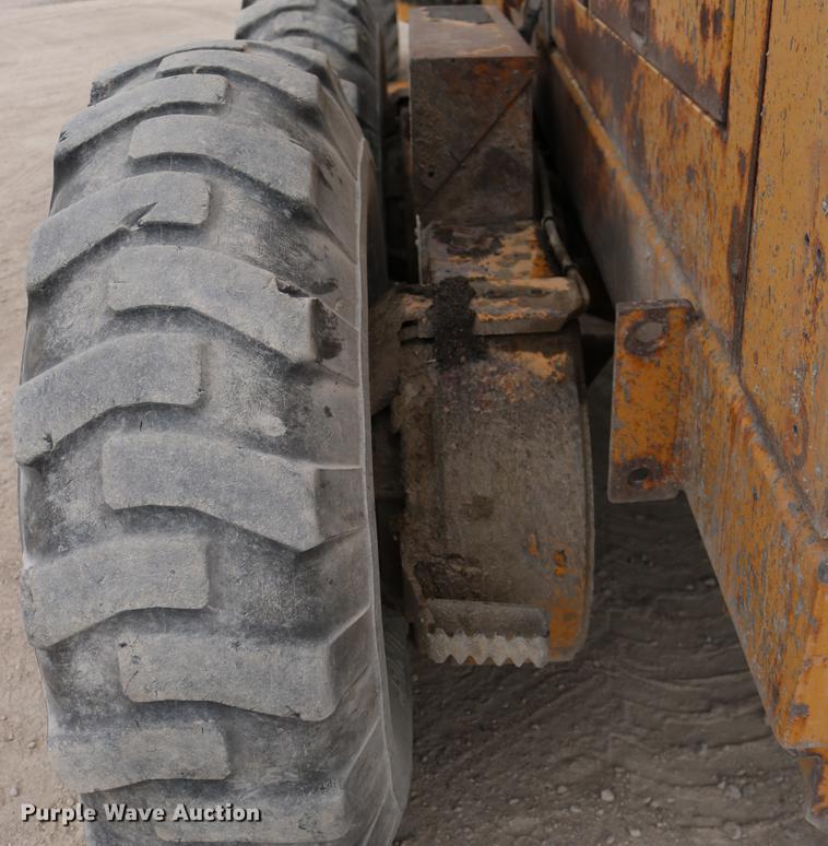 image for item DD0123 1992 Champion 720A motor grader