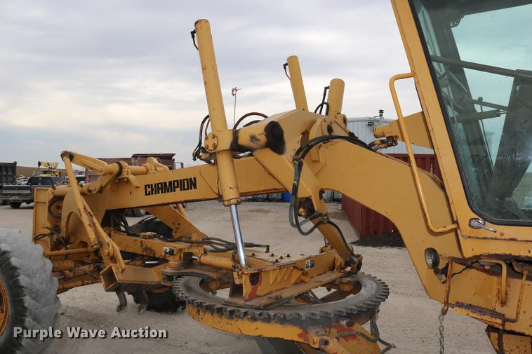 image for item DD0123 1992 Champion 720A motor grader
