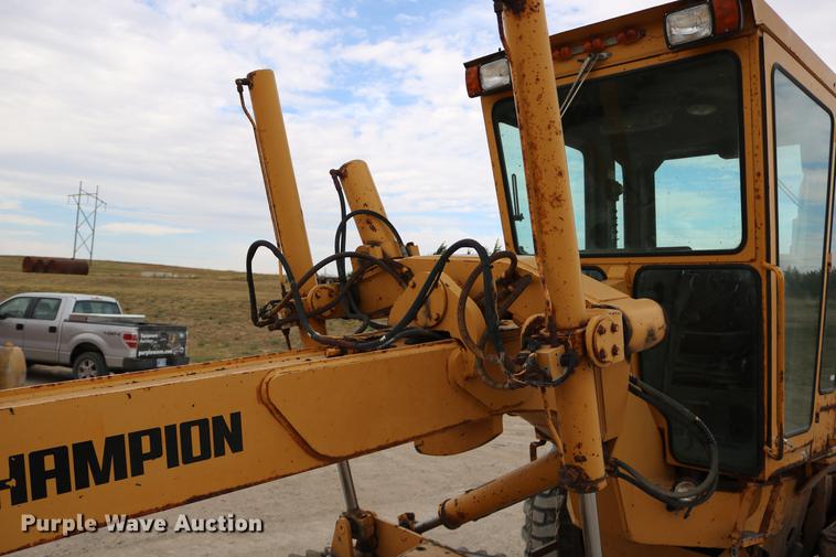 image for item DD0123 1992 Champion 720A motor grader