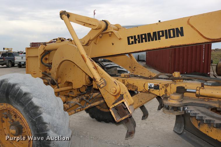 image for item DD0123 1992 Champion 720A motor grader