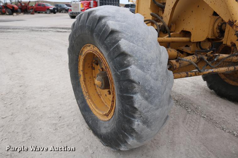 image for item DD0123 1992 Champion 720A motor grader