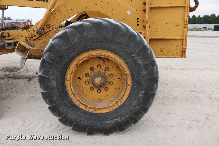 image for item DD0123 1992 Champion 720A motor grader