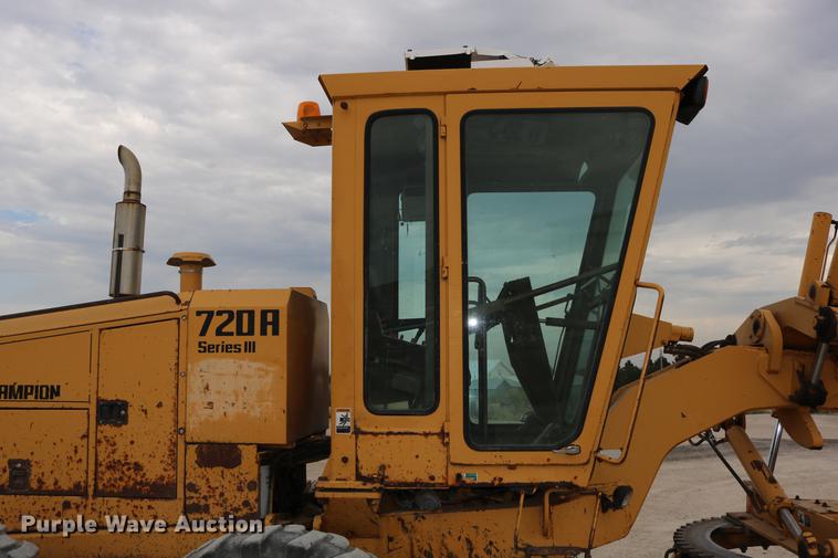 image for item DD0123 1992 Champion 720A motor grader
