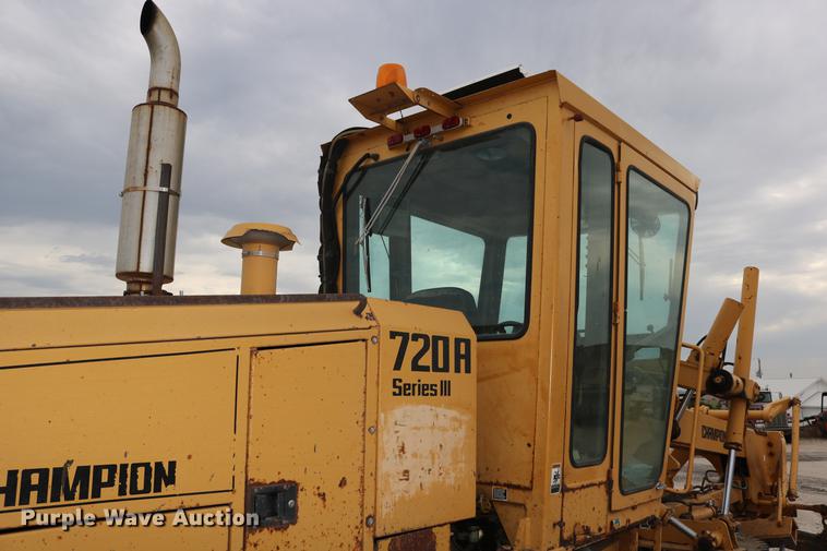 image for item DD0123 1992 Champion 720A motor grader