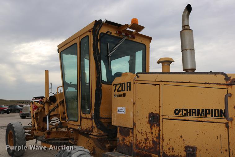 image for item DD0123 1992 Champion 720A motor grader