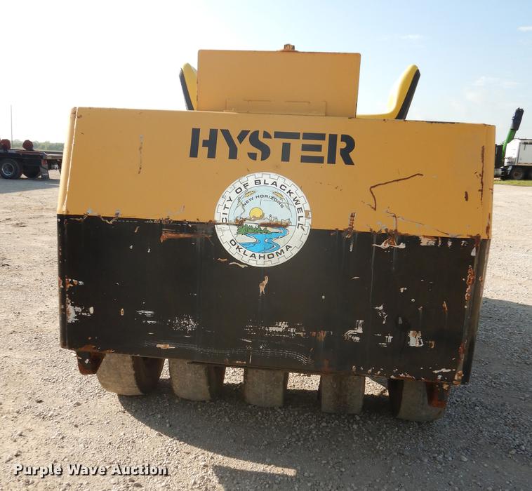 image for item DD0809 1997 Hyster C530A pneumatic roller