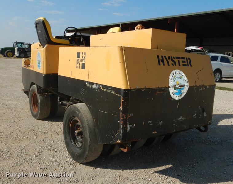 image for item DD0809 1997 Hyster C530A pneumatic roller