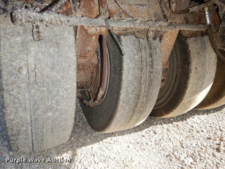 image for item DD0809 1997 Hyster C530A pneumatic roller