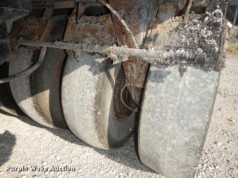 image for item DD0809 1997 Hyster C530A pneumatic roller