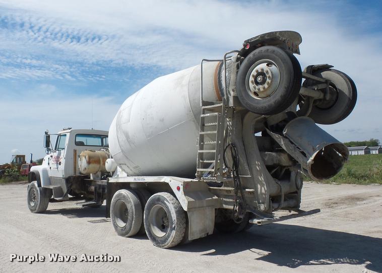 image for item DD1591 1995 Ford LT9000 ready mix truck