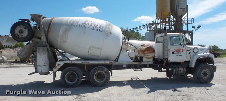 image for item DD1591 1995 Ford LT9000 ready mix truck