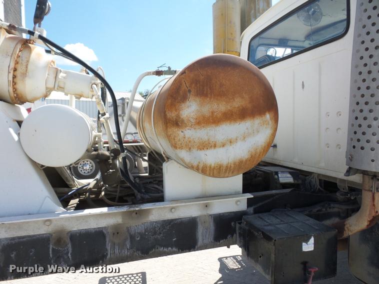 image for item DD1591 1995 Ford LT9000 ready mix truck