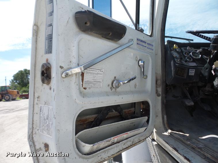 image for item DD1591 1995 Ford LT9000 ready mix truck