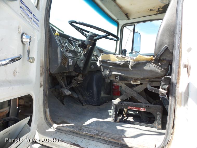 image for item DD1591 1995 Ford LT9000 ready mix truck