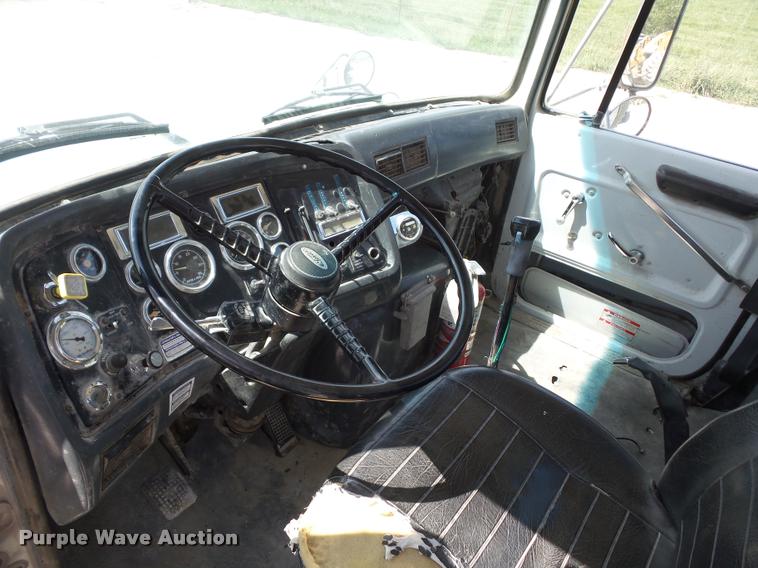 image for item DD1591 1995 Ford LT9000 ready mix truck