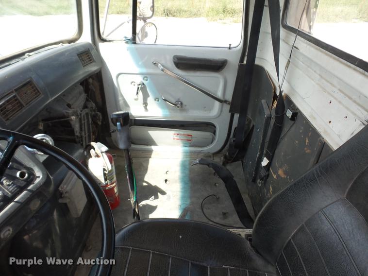 image for item DD1591 1995 Ford LT9000 ready mix truck