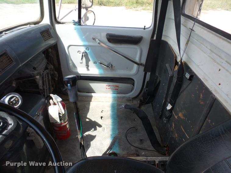 image for item DD1591 1995 Ford LT9000 ready mix truck