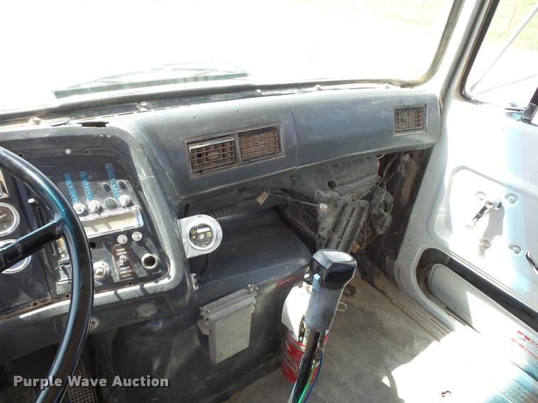 image for item DD1591 1995 Ford LT9000 ready mix truck