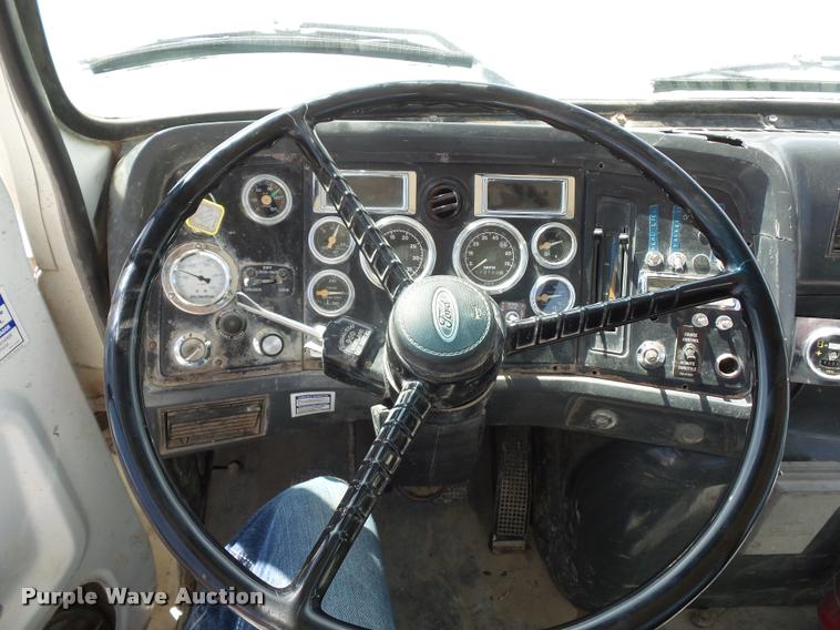 image for item DD1591 1995 Ford LT9000 ready mix truck