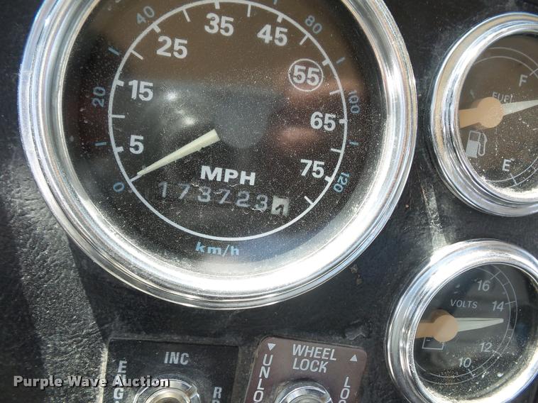 image for item DD1591 1995 Ford LT9000 ready mix truck