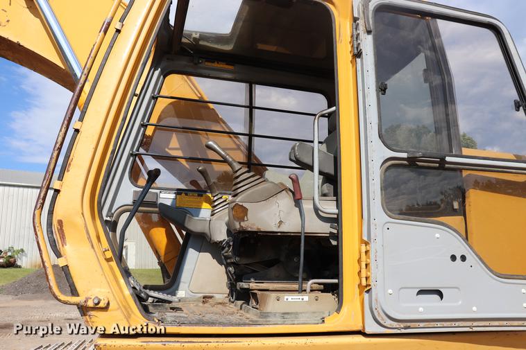 image for item ED9517 1997 John Deere 690E LC excavator