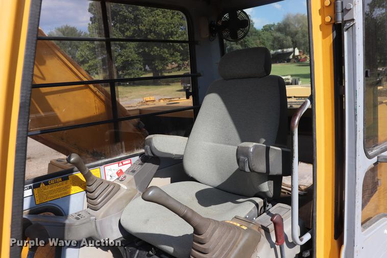 image for item ED9517 1997 John Deere 690E LC excavator