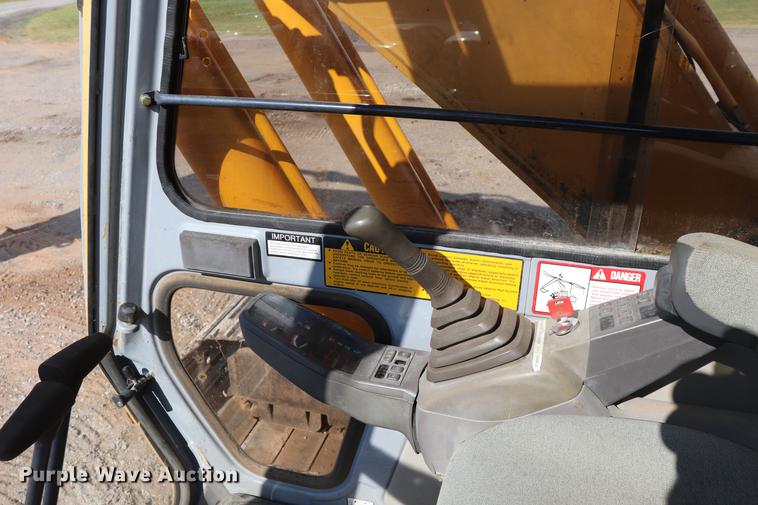 image for item ED9517 1997 John Deere 690E LC excavator