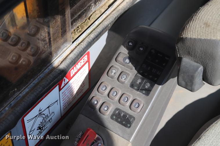 image for item ED9517 1997 John Deere 690E LC excavator