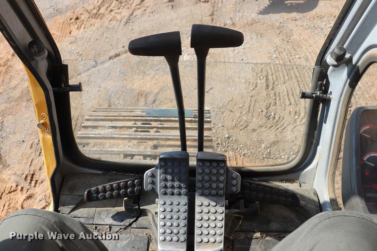 image for item ED9517 1997 John Deere 690E LC excavator