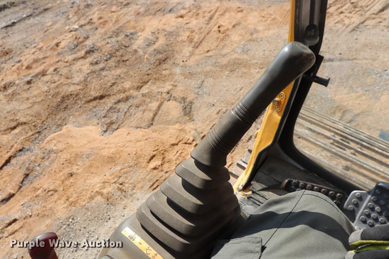 image for item ED9517 1997 John Deere 690E LC excavator