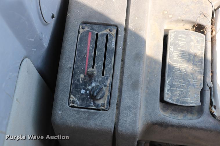 image for item ED9517 1997 John Deere 690E LC excavator