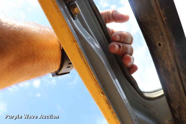 image for item ED9517 1997 John Deere 690E LC excavator