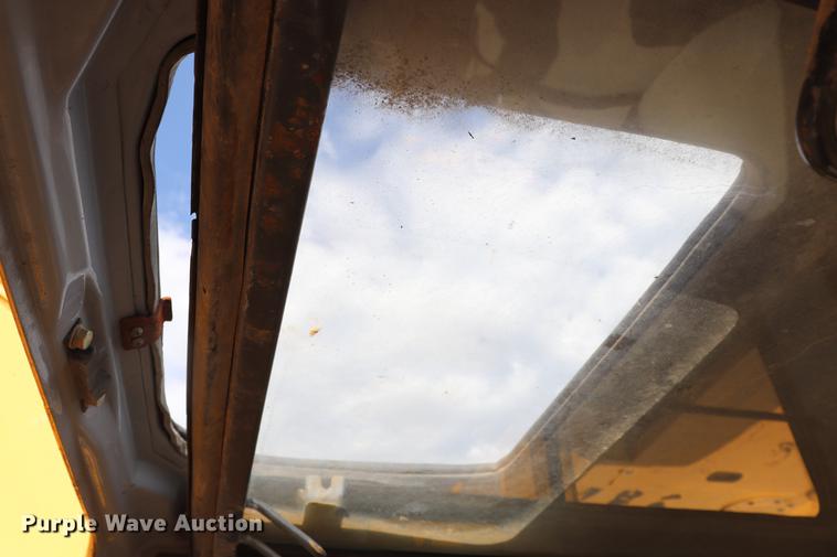 image for item ED9517 1997 John Deere 690E LC excavator