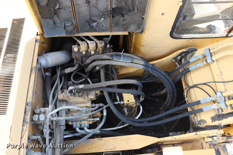 image for item ED9517 1997 John Deere 690E LC excavator