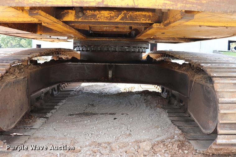 image for item ED9517 1997 John Deere 690E LC excavator